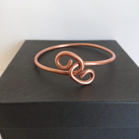 Copper wire bangle or bracelet with interlocking design